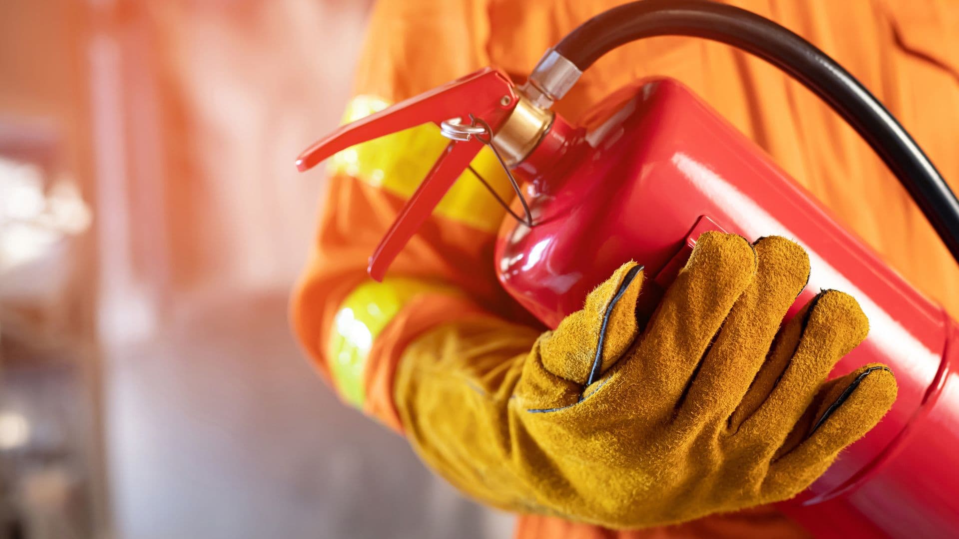 Person trägt Feuerlöscher