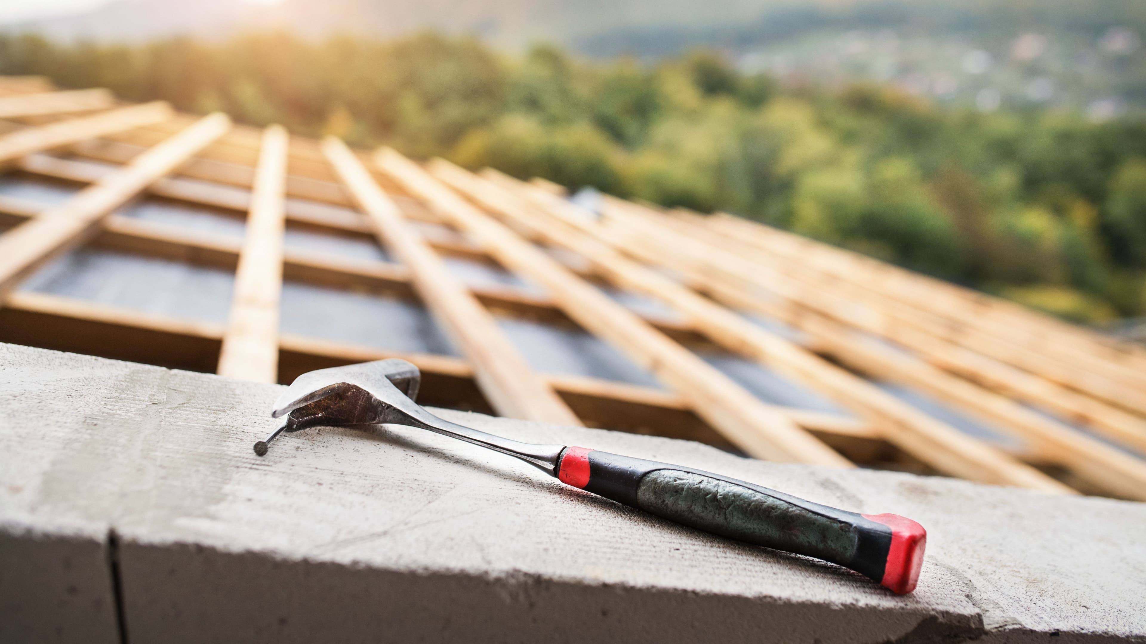Hammer auf dem Dachstuhl einer Baustelle.
