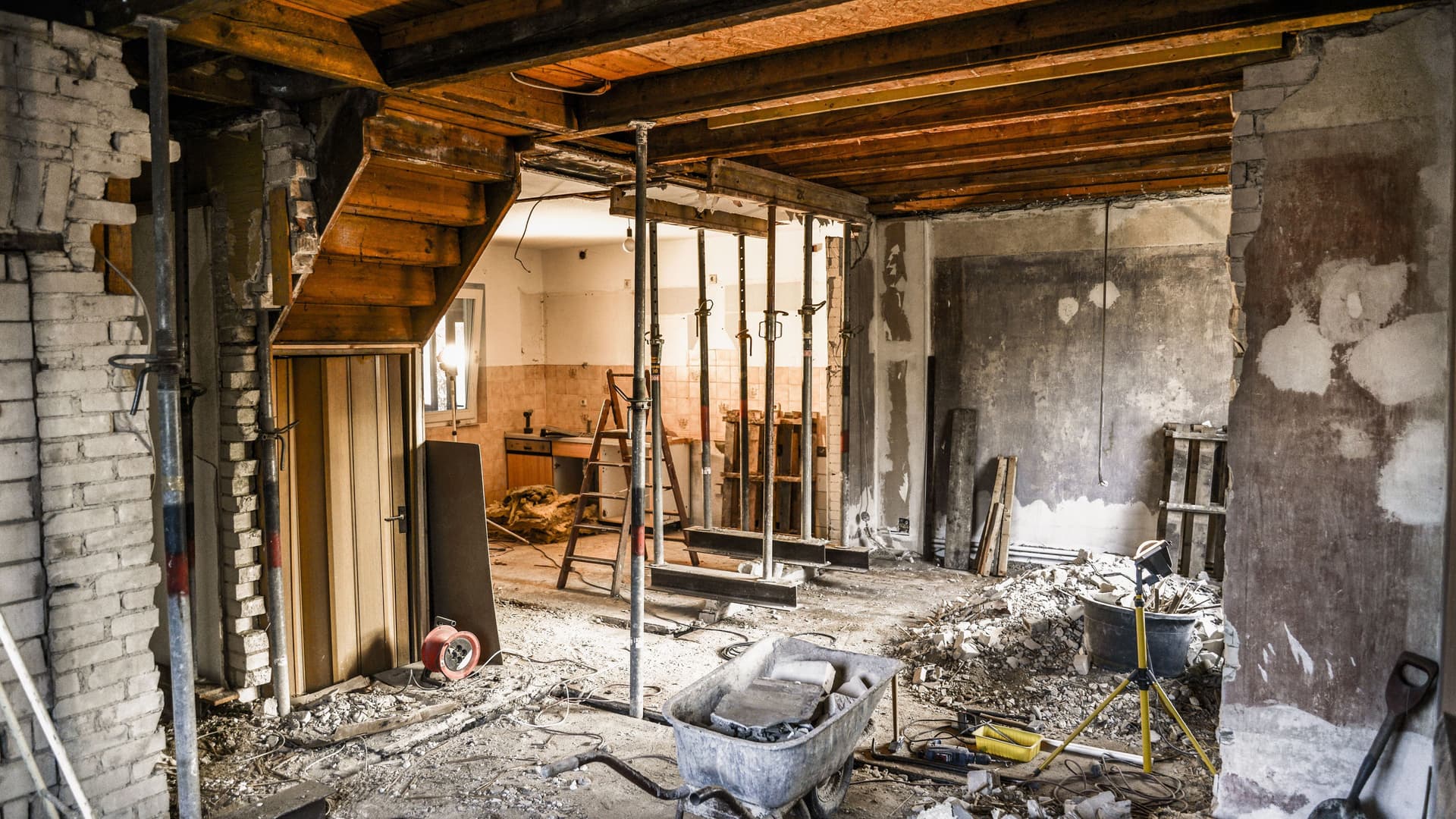 Sanierung eines Raumes in einem Haus. Eine Baustelle mit Stützpfeilern.