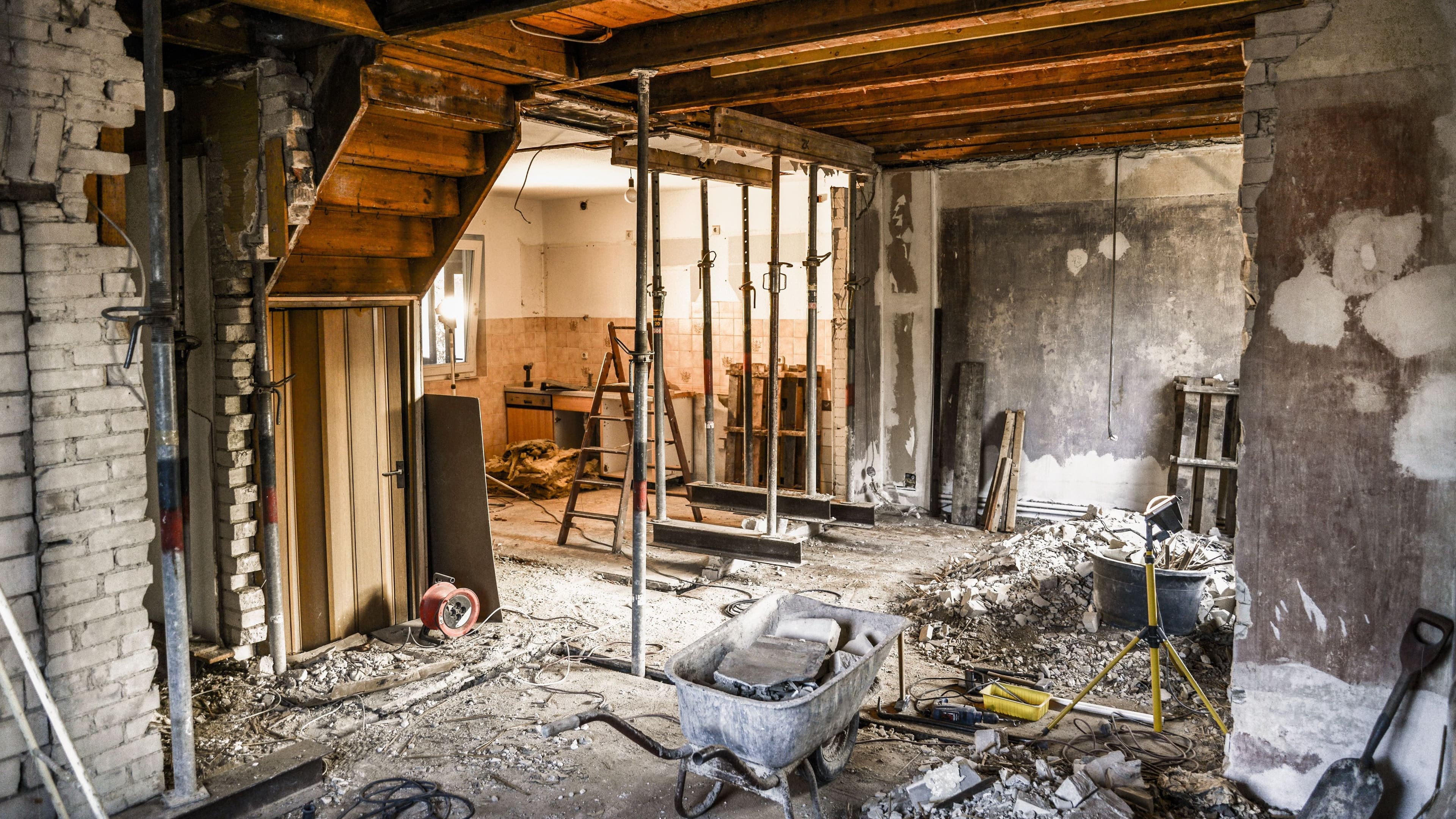 Sanierung eines Raumes in einem Haus. Eine Baustelle mit Stützpfeilern.