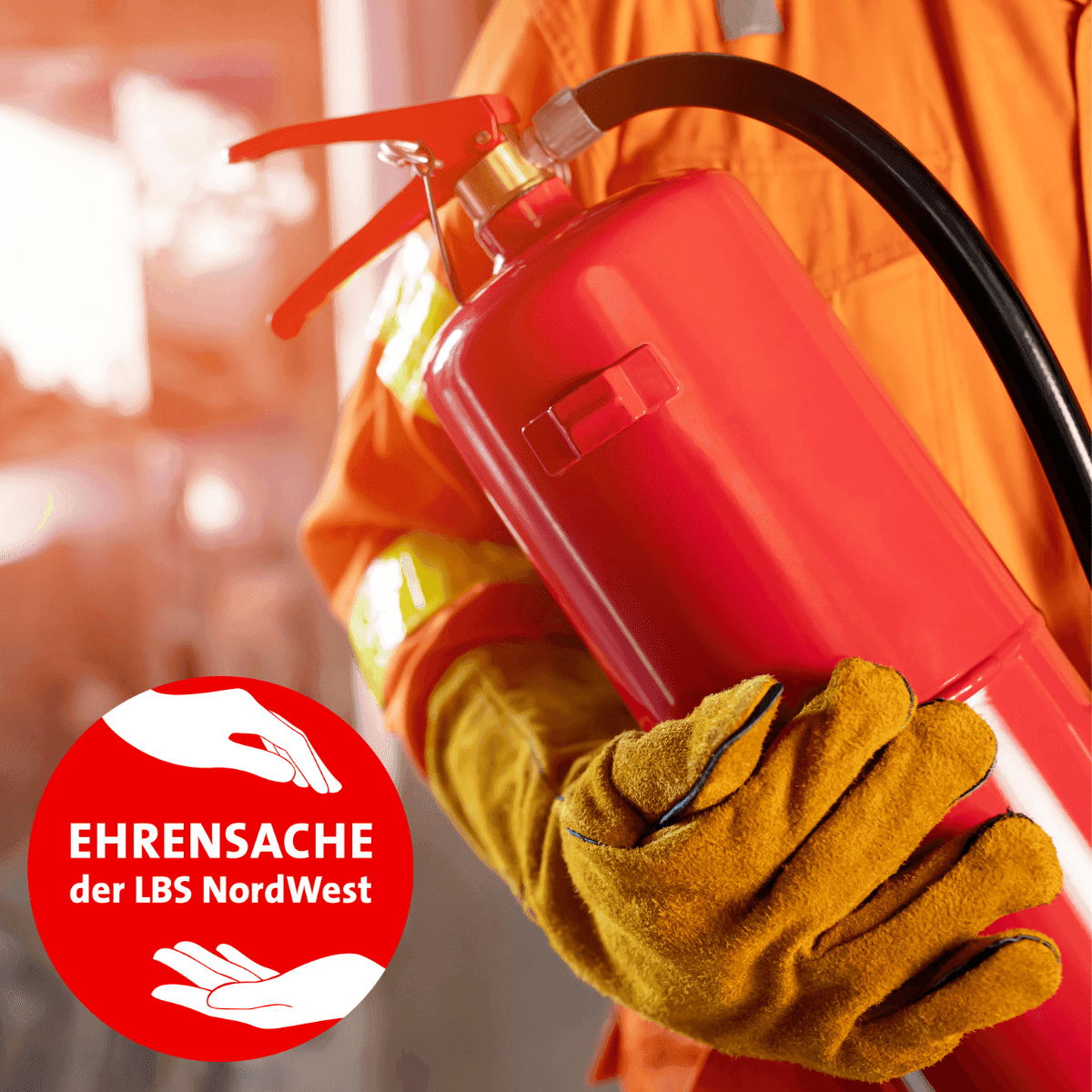 Person trägt Feuerlöscher