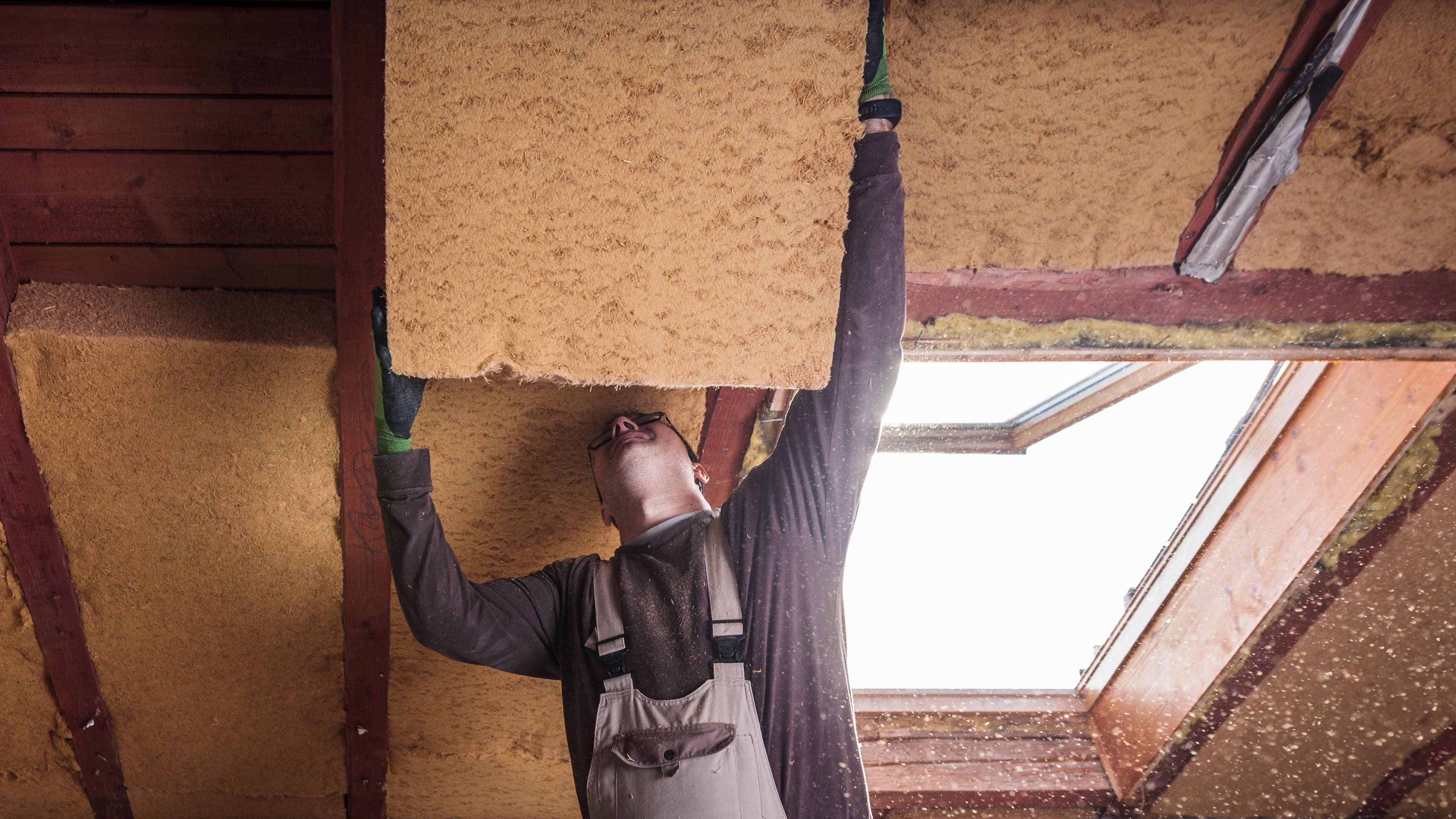Mann dämmt Decke Mann dämmt Decke