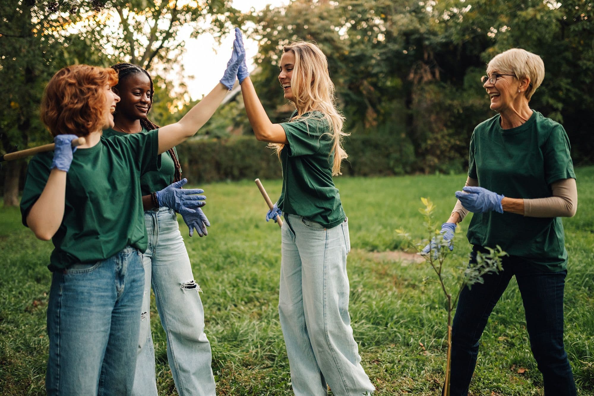 Frauen freuen sich bei gemeinnütziger Arbeit in der Natur.