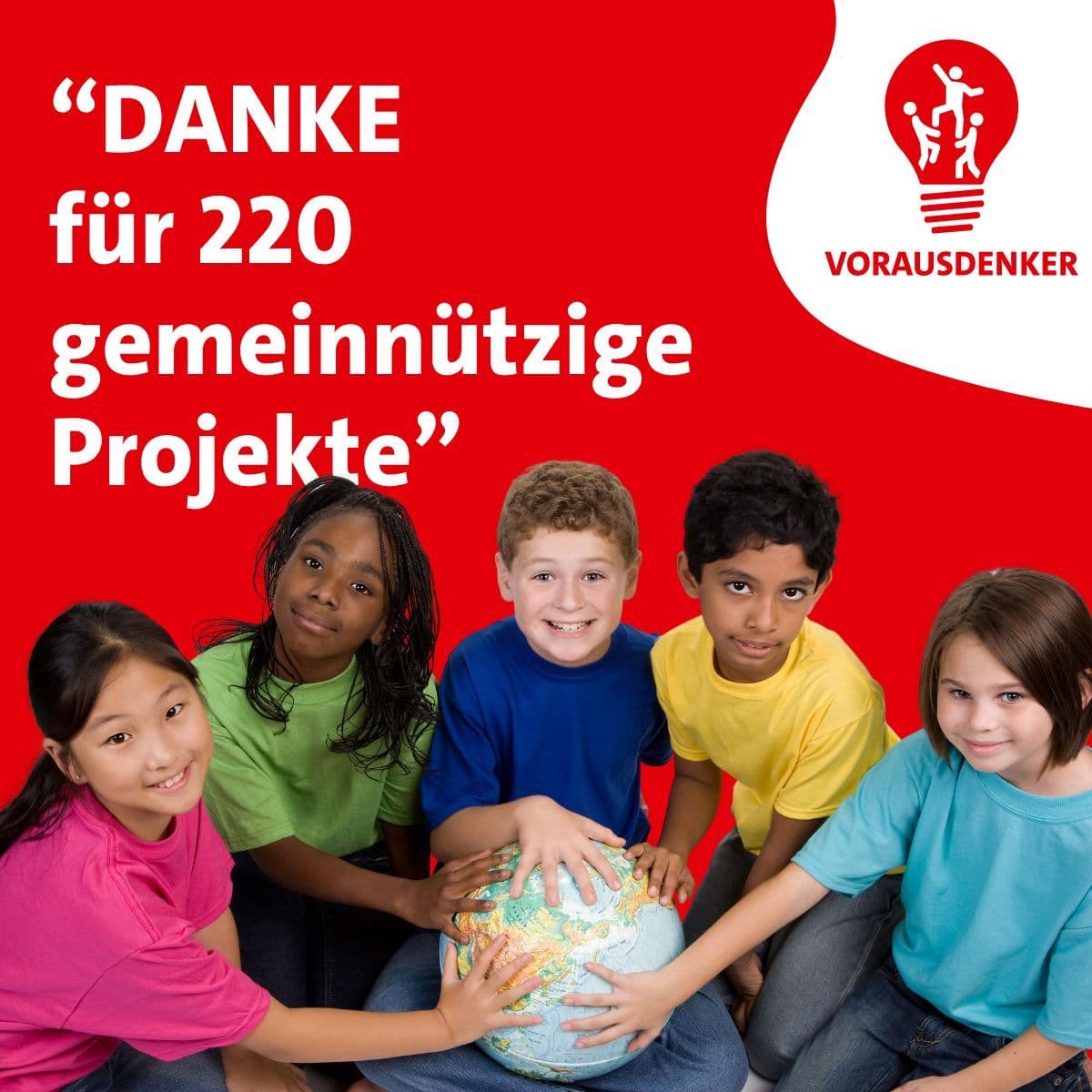 Fünf Kinder halten gemeinsam einen Globus und legen ihre Hände darauf.