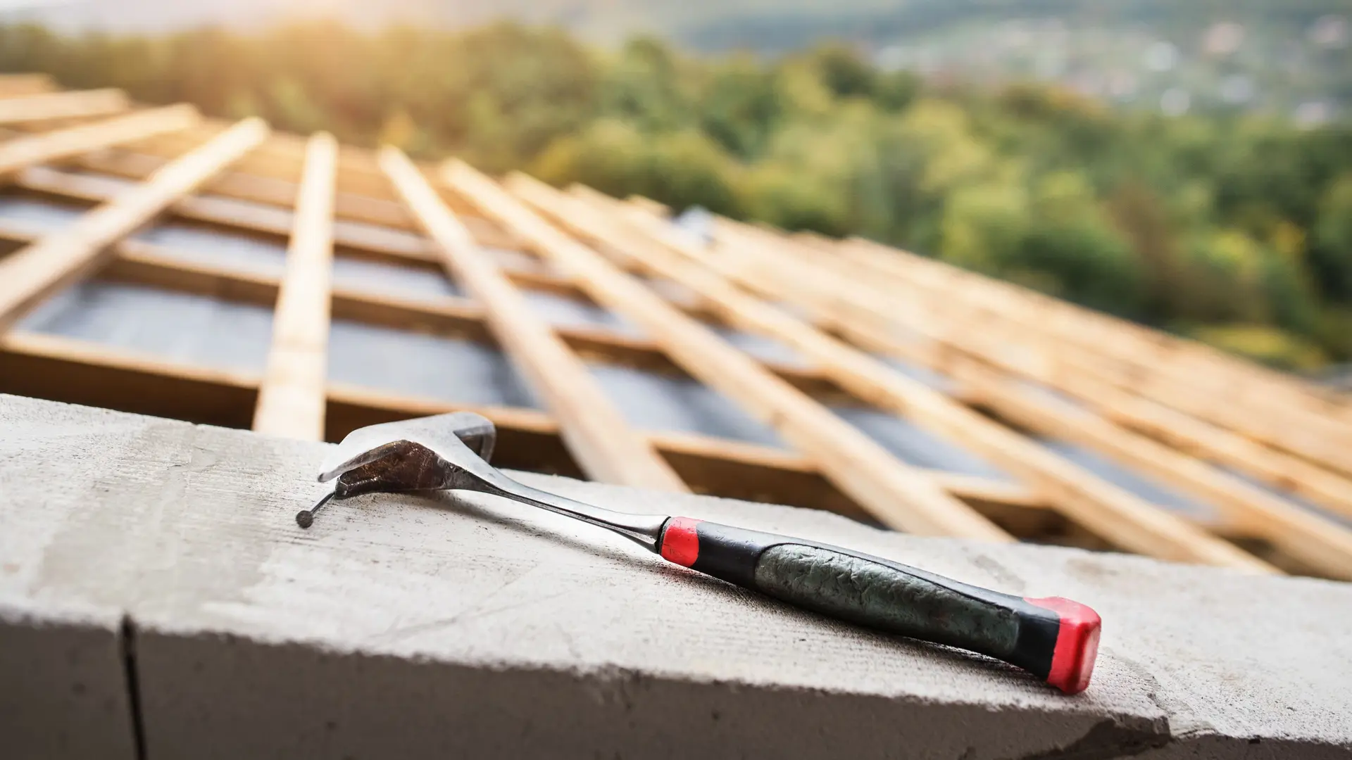 Hammer auf dem Dachstuhl einer Baustelle.