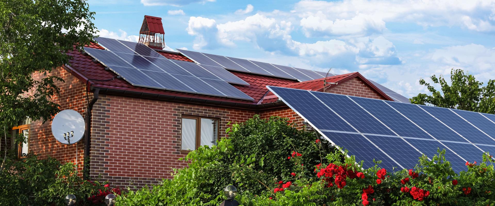 Haus mit installierten Sonnenkollektoren auf dem Dach. Alternative Energiequelle